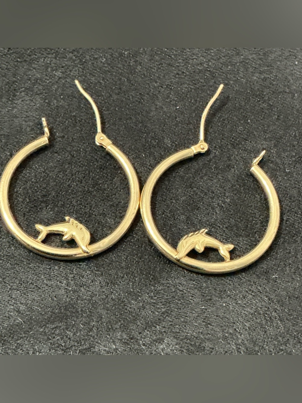 14K ORO Dolphin Hoop Earrings - Picture 2 of 9